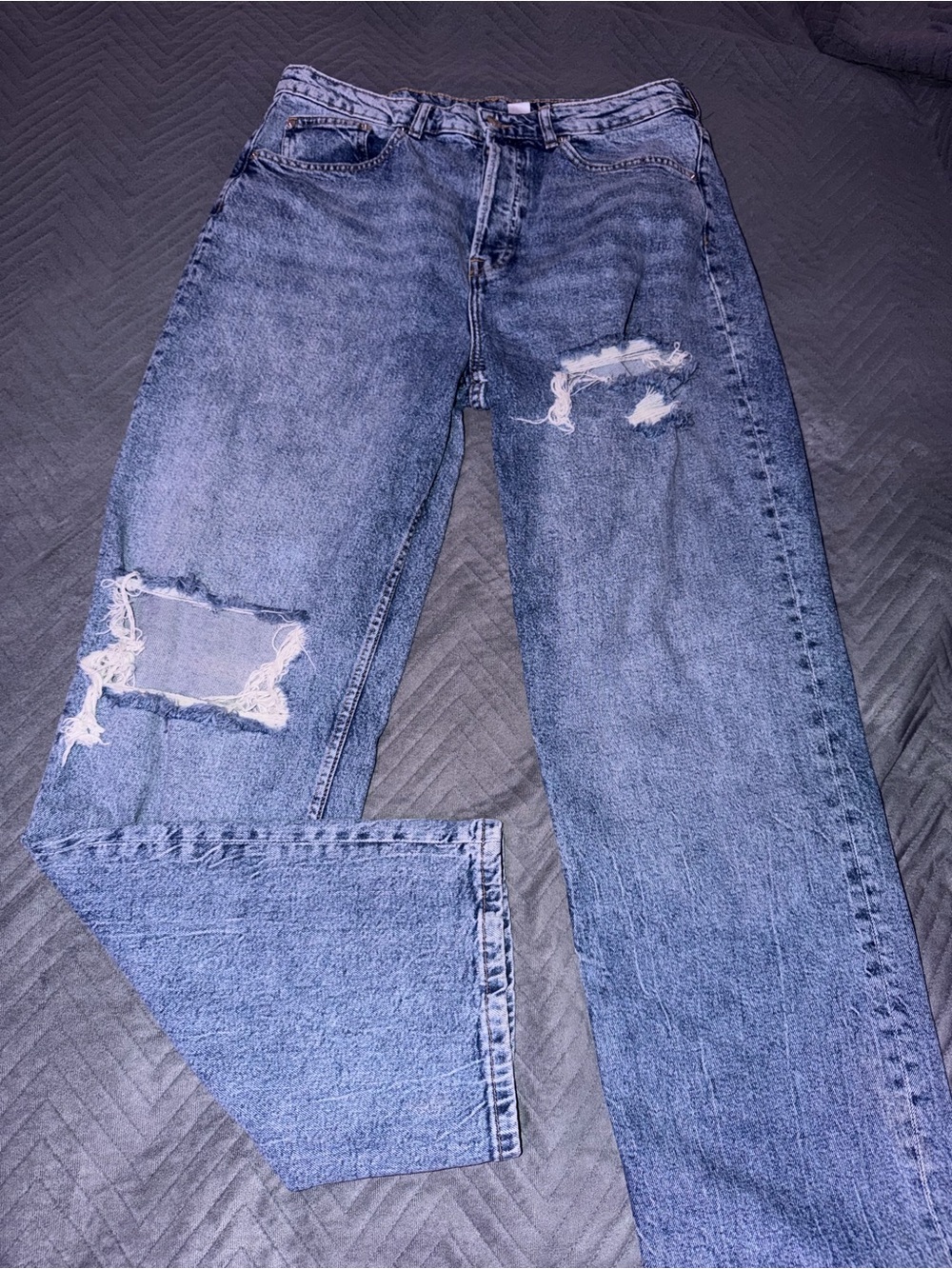 H&M Divided blue denim jeans with ripped details, size US 12